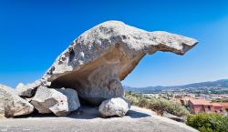 La suggestiva Roccia del Fungo a Arzachena, Sardegna. La popolazione locale chiama quest'opera della natura "monte con il cappello"; dalla sua sommità si può ammirare ...