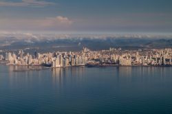 La suggestiva skyline di Panama City, capitale dello stato di Panama, America Centrale. Il nome completo della città è Nuestra Senora de la Asuncion de Panama.
