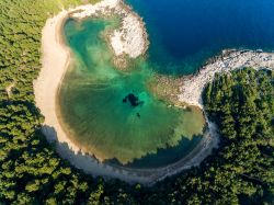 La suggestiva spiaggia di Saplunara sull'isola di Mljet, Croazia, vista dall'alto. Aperta verso sudovest e molto soleggiata, la baia di Saplunara è lunga 1 km e accoglie diversi ...