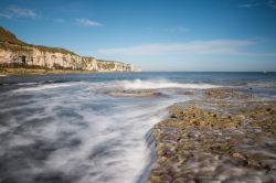 La suggestiva Thornwick Bay nei pressi di Capo Flamborough, Yorkshire and the Humber (Inghilterra).
