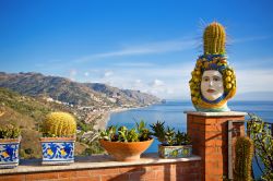 La suggestiva veduta della costa di Taormina, Sicilia. Sopraelevata sul blu intenso del mar Ionio, circondata dai profumi e dai colori della macchia mediterranea, Taormina è meta turistica ...