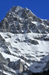 La suggestiva vetta innevata dei Dents du Midi vista dallo ski resort di Champery nelle Alpi svizzere.
