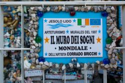 La targa del Muro dei Sogni davanti alla casa di Corrado Bricchi a Jesolo, Veneto. Questa singolare decorazione architettonica è oggi uno dei simboli della città - © lorenza62 ...