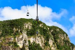 La teleferica del Sky Bridge sull'isola di Langkawi in Malesia - © majestic b / Shutterstock.com