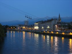 La teleferica di Grenoble, vista notturna (Francia).
