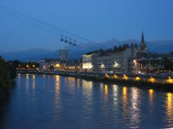 La teleferica di Grenoble, vista notturna (Francia).
