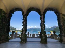 La terrazza di villa del Balbianello a Lenno, lago di Como, Lombardia. Da qui si gode un panorama mozzafiato sul lago e sui dintorni - © Jakapong Paoprapat / Shutterstock.com