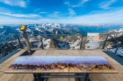 La terrazza panoramica situata a sud ovest sul Pic du Midi de Bigorre, Francia: da qui la vista sui monti circostanti e le vette più alte è mozzafiato.



