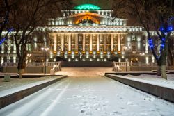 La Tesoreria Federale di Rostov-on-Don, Russia, in inverno. Illuminato di notte, questo storico edificio è uno dei più prestigiosi della città - © Yakov Oskanov / Shutterstock.com ...