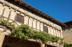 La tipica facciata di una casa nel villaggio di Perouges, Francia. Questa bella localià del dipartimento dell'Ain si trova 35 km a nord est di Lione.



