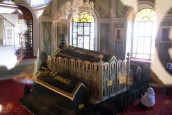 La tomba del sultano Jami a Bursa, Turchia, con una fedele in preghiera.



