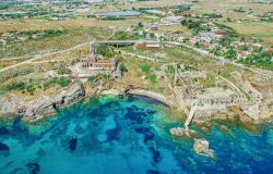 La tonnara di PortoPalo in Sicilia e sulla sinistra il Castello di Tafuri