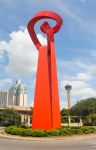 La Torcia dell'Amicizia a San Antonio, Texas. Questa monumentale scultura dipinta di rosso rappresenta l'amicizia fra Messico e USA e sorge nel centro della città - © oculo ...