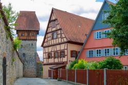 La Torre Baeuerlins e le mura cittadine di Dinkelsbuhl, Germania.
