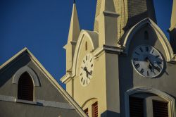 La torre campanaria con campanile della chiesa riformata tedesca a Upington, Sudafrica. Siamo in una cittadina della regione di Northern Cape, sulle sponde del fiume Orange a 835 metri di altitudine ...