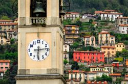 La torre campanaria con l'orologio a Cernobbio (Lago di Como), Lombardia.
