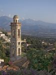 La torre campanaria del villaggio di Lumio al tramonto, Corsica.

