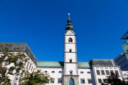 La torre campanaria della cattedrale di Klagenfurt, Austria.
