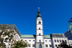 La torre campanaria della cattedrale di Klagenfurt, Austria.

