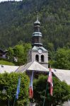 La torre campanaria della chiesa di Morzine, Alpi francesi, dipartimento dell'Alta Savoia.

