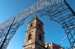 La torre campanaria della chiesa di San Pietro a Adrano, Catania, Sicilia. Questo edificio di culto venne innalzato nel XV° secolo anche se probabilmente esisteva già una prima chiesa ...