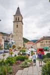 La torre campanaria di Judenburg, Austria, vista dalla piazza. Alta più di 75 metri, è il simbolo della città e da qualche anno ospita anche il planetario più moderno ...