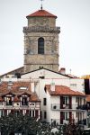 La torre campanaria di Saint-Jean-de-Luz, Nuova Aquitania, Francia. In primo piano, case a graticcio.
