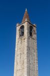 La torre campanaria di una chiesa di Bardolino, lago di Garda, Veneto.



