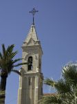 La torre campanaria di una chiesa nel villaggio di Sanary-sur-Mer, Francia.
