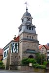 La torre campanaria di una storica chiesa a Oberweser-Arenborn nel distretto di Kassel in Assia, Germania