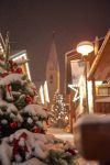 La torre campanaria nel cuore di Oberstdorf in inverno con la neve (Algovia), Germania.
