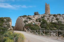 La Torre Colomera nei pressi di Benicassim, Spagna, con l'ex binario della Via Verde.



