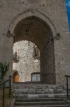 La torre con arco nel cuore medievale di Monteleone di Spoleto, in Umbria.