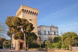 La torre costiera di Castiglioncello, porto vicino a Rosignano Marittimo in Toscana