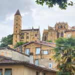 La torre d'Armagnac e la cattedrale di Santa Maria nel centro di Auch, Francia. Ex prigione del XIV° secolo la prima e chiesa patrimonio Unesco la seconda.


