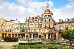 La Torre de los Moreno è una famosa casa modernista del centro di Ribadeo in Galizia. - © Igor Plotnikov / Shutterstock.com