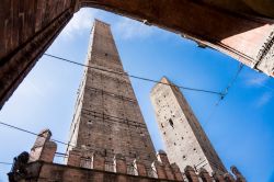 La Torre degli Asinelli e la Garisenda in Piazza di Porta Ravegnana a Bologna