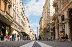 La Torre degli Asinelli vista da via Ugo Bassi, Bologna, Emilia-Romagna, in una giornata di sole - © starmaro / Shutterstock.com
