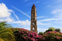 La torre degli schiavi nel villaggio di Manaca Iznaga, Trinidad, Cuba. Alta 43 metri, se ne può raggiungere la cima salendo 137 scalini. Venne eretta nel 1816 dal mercante di schiavi ...