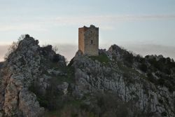 La Torre del Borgo di Oratino in Molise. E' ciò che rimane di una castello medievale che sorgeva sulle rocce a difesa della valle del Biferno - © Pietro - CC BY-SA ...