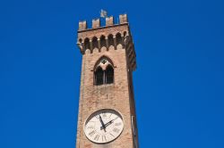La Torre del Campanone con l'Orologio a Santarcangelo di Romagna, Italia