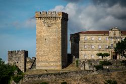 La torre del castello di Monforte de Lemos, Lugo, Spagna. Questa località, situata nel sud della provincia di Lugo, ospita una bella fortificazione con la Torre del Homenaje, una costruzione ...