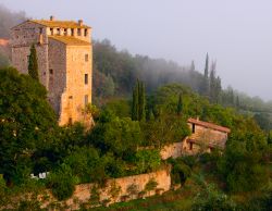 La torre del Castello di Stigliano vicino a Sovicille in Toscana - © liseykina / Shutterstock.com