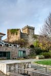 La torre del castello nel centro storico di Melgaco, Portogallo. La fortezza venne fatta costruire da Don Alfonso Henriques, primo re del paese - © Dolores Giraldez Alonso / Shutterstock.com ...