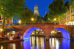 La torre del Duomo di Utrecht in OLanda ed il centro storico illuminato di sera