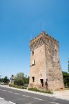 La Torre del Guado a Pizzighettone, Cremona, Lombardia. Questo torrione sembra fare da sentinella al fiume Adda che divide il vecchio borgo di Pizzighettone dalla frazione Gera, entrambi circondati ...