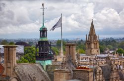 La torre del Palazzo Municipale di Oxford, Inghilterra (UK). Un suggestivo panorama dalla cima della Carfax Tower con la cattedrale di Cristo sullo sfondo.

