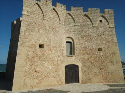 La Torre del XII secolo di Santa Sabina in Puglia: siamo sulla costa adriatica in corripondenza di Carovigno - © Roberto Sernicola - CC BY 3.0 - Wikipedia