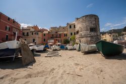 La torre del XVI° secolo e le barche da pesca ormeggiate sulla spiaggia di Laigueglia, provincia di Savona, Liguria.
