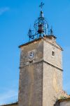 La torre dell'orologio della chiesa di Ménerbes, Francia. Da notare anche la campana sulla sommità del campanile.


